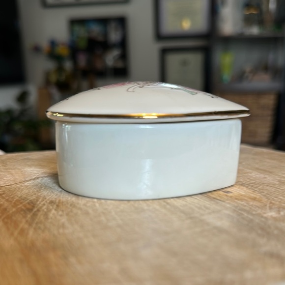 VINTAGE | Romantic Heart-Shaped Ceramic Jewelry Box with Floral Design - Picture 10 of 12